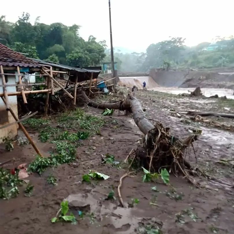 Banjir bandang melanda kecamatan Sukawening dan Karangtengah, Garut, Minggu (28/11/2021). Banjir tersebut disebabkan dari meluapnya aliran debit sungai Cimanuk akibat curah hujan yang meningkat. Dok: Instagram @zona_sukawening_garut.